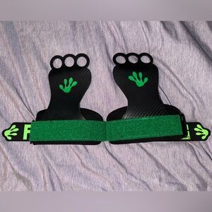 Frog grips woman’s size small